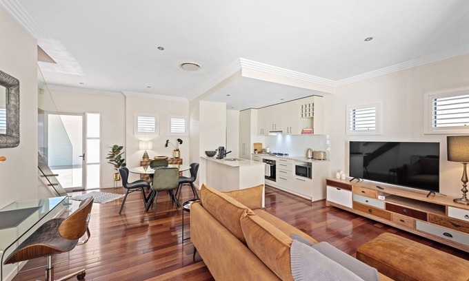 Bulimba Casa | Blissful Bulimba ~ 3Bed/2.5Bath/1Car ~ Townhouse