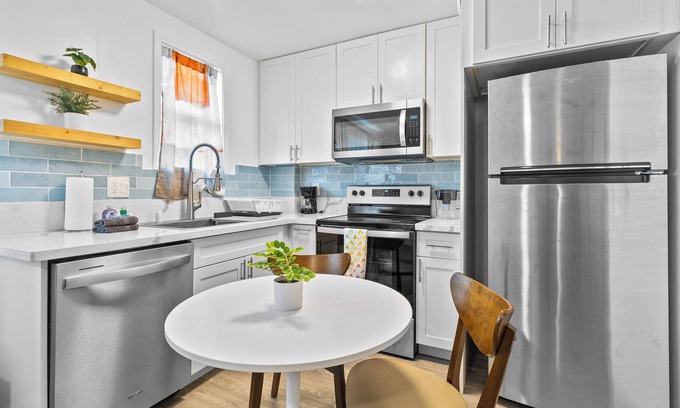 McCully - Moiliili Apartamento | Blissful Honolulu Oasis: Renovated & Modern w/ AC
