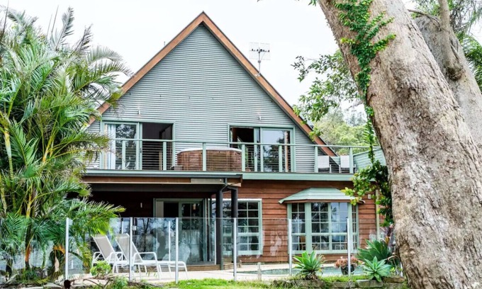 Lake Munmorah Cabina | Blissful Lakefront Pool & Oasis
