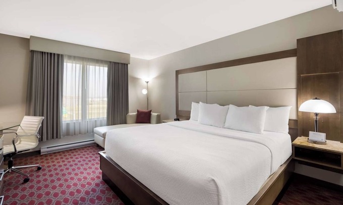Calgary Hotel | Blissful Room with Indoor Swimming Pool, Near Airport – Ideal for Quick Access