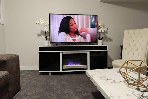 Airdrie Apartamento | BlissfulAbode Basement Suite