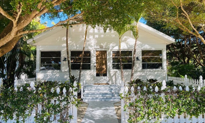 Boca Grande Casa | Maravillosamente sereno Palm Cottage en la ciudad y 2 cuadras de la playa