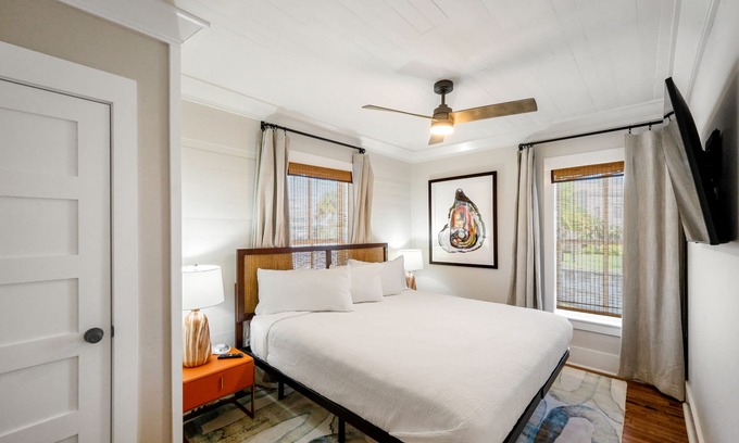 Historic Downtown Apalachicola Apartamento | Block from the water, charming, newly renovated, steps to Battery Marina!