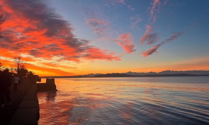 Alki Casa | Blocks from Alki Beach with AC & Hot Tub