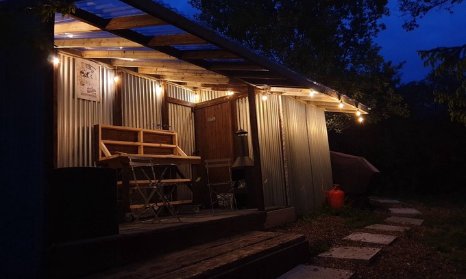 Tenby Cabina | Blodwen the Retro Vintage Van: 80"Projector, OutdoorKitchen, PizzaOven,GasShower