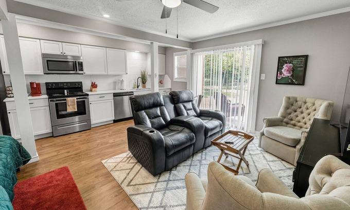 Downtown Apartamento | Blossom: Ground Floor, Comfy King Bed