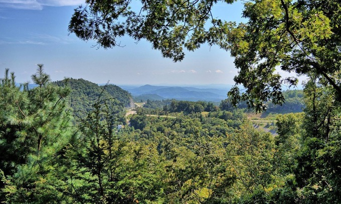 Apple Ridge Chalet De Esquí | ¡ADMISIONES GRATUITAS A LAS ATRACCIONES POPULARES!- "Blowing Rock Skies" -2 BR, 1. 5 BA, VISTAS, 2. 5 millas del centro de Blowing Rock, AC