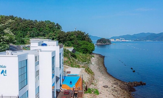 Geoje Apartamento | Blue and white pension