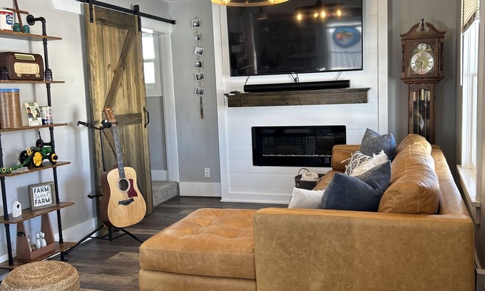 Homelake Otro | Blue Barn Farmhouse - 30 min from Great Sand Dunes / 20 min from Hot Springs.