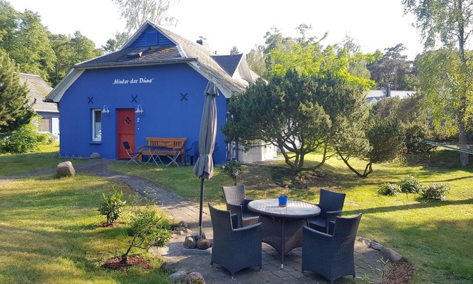 Ostvorpommern Apartamento | Blue beach house behind the dune - 1st row, 20m to the beach - Blue beach house