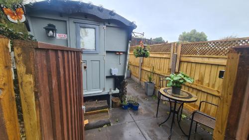 Halkyn Otro | Blue bell Small but Cozy Shepherd's Hut