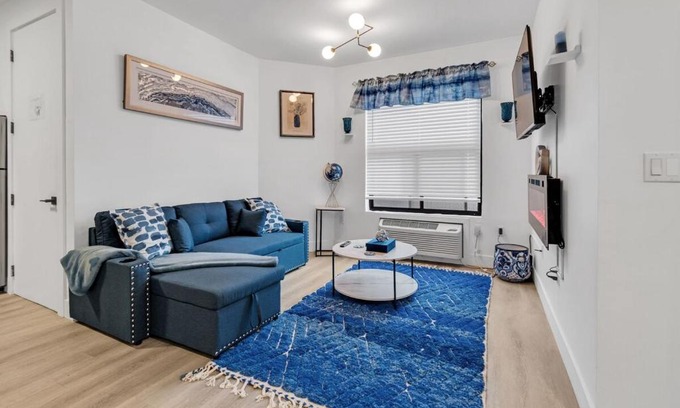 Elizabeth Apartamento | Blue Bliss Indoor Pool, FREE Parking, Near NYC
