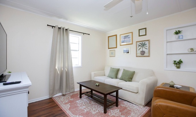 Gulf Breeze Cabaña | Blue Breeze Cottage: Pet-Friendly, Park Your RV!