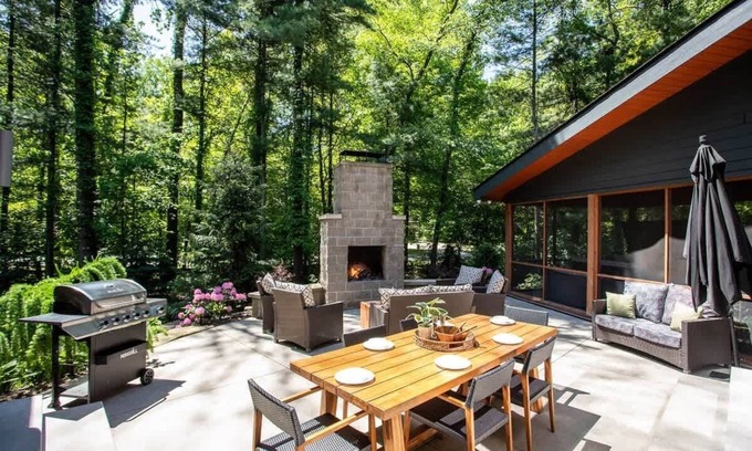 Saugatuck Casa | Blue Cedar | 5 BR | Lake Access | Hot Tub