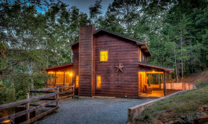 Necowa Cove Cabina | Blue Chase Lodge- Se aceptan mascotas | Pasa por alto el lago Blue Ridge | Porche proyectado