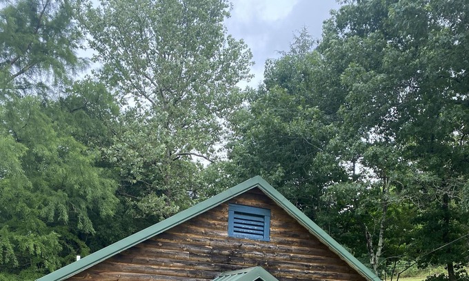 Bruno Complejo | Blue Clouds Ozarks Resort - The Log Cabin/ Honeymoon Suite