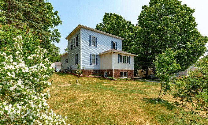 Fennville Casa | Blue Comfort Inn - Minutes from downtown Fennville - Private hot tub - Dog friendly!
