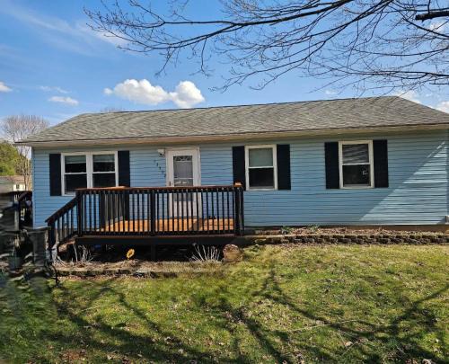 Logan Casa | Blue Cottage with Game Room Deck & Hot Tub