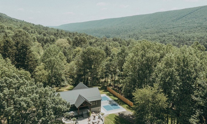 Kunkletown Cabina | Blue Creek Chalet with luxurious beds, pickleball, hot tub, fireplace, pool table & more