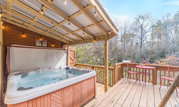 Helen Cabina | Blue Creek Shoals | Hot Tub, Sauna, Fire Pit, Game Room, Pet Friendly