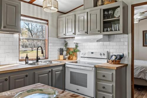 Uncertain Casa | Blue Heron Cabin Waterfront With Canoes