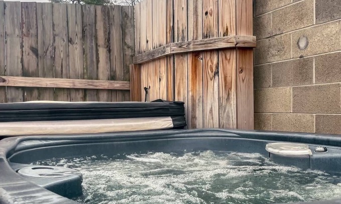 Logan Cabaña | 'Blue Heron Cottage' w/ Game Room, Deck & Hot Tub