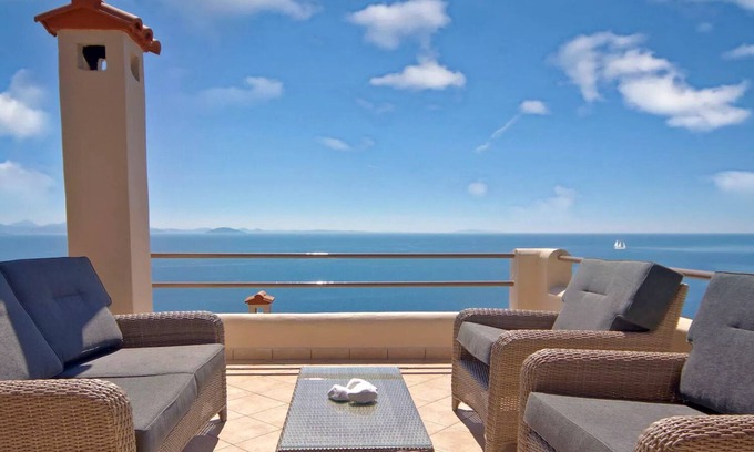 Astros Apartamento | Blue Horizon - Coral Sea View Suite