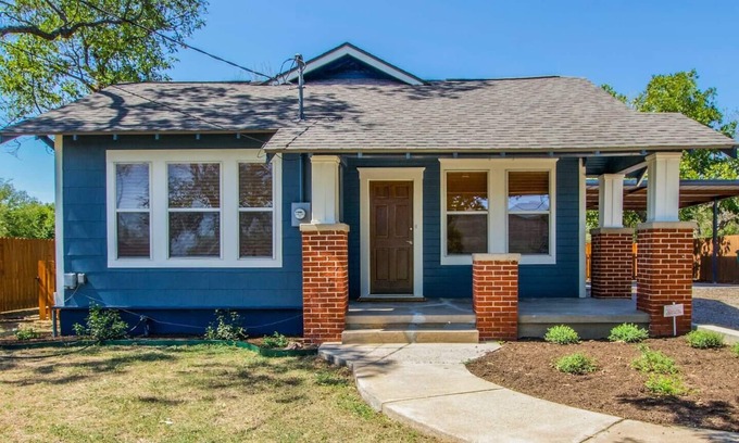 Lacy-Lakeview Casa | Blue House Bungalow,10 mins to Baylor and downtown Waco. Pet friendly!
