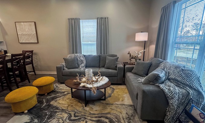 Blue Springs Casa | Blue House - Cozy 3 Bedroom, King Bed, Rotary Park