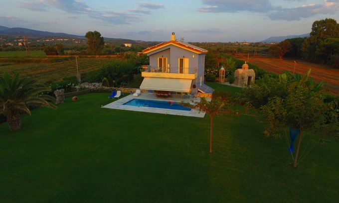 Trifylia Villa | Villa de lujo azul añil, Dimitras Villas, Kalo Nero, Mesenia