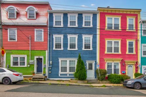 Downtown St. John's Casa | Blue Jelly Bean Signal Hill Sea Vw King Bds