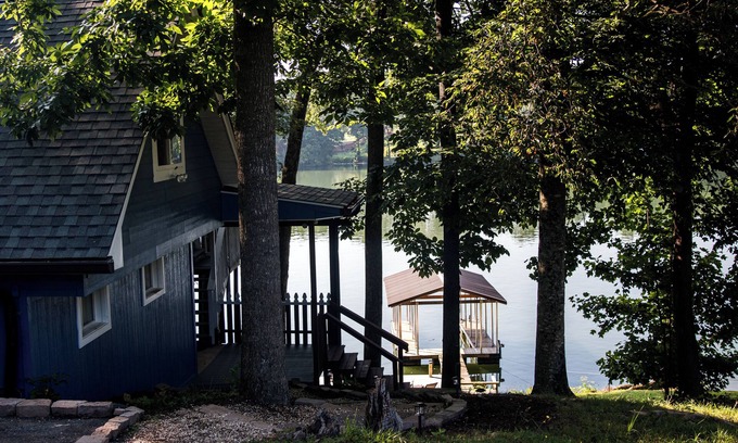 Piney Flats Cabaña | Blue Lake Haven - Boone Lakefront Cottage w/ Dock!