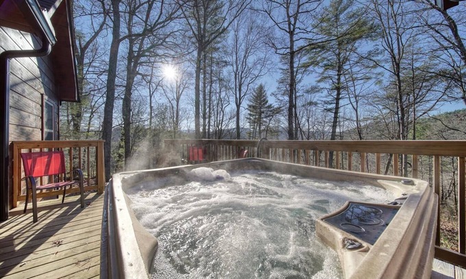 Suches Cabina | Blue Moon Cabin - Fast Internet, Hot Tub, in the mountains!
