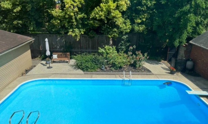 Owensboro Casa | Blue Moon Cottage: Music Room, Inground Pool