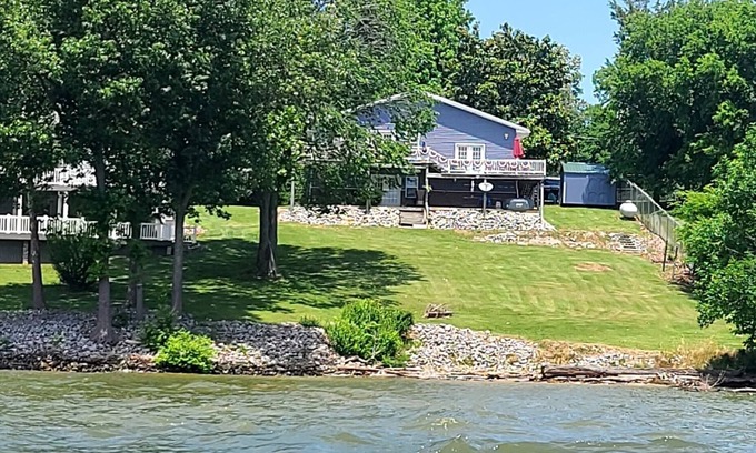 Eddyville Casa | Blue Moon over Barkley 5 bedroom Lakehouse on Lake Barkley.
