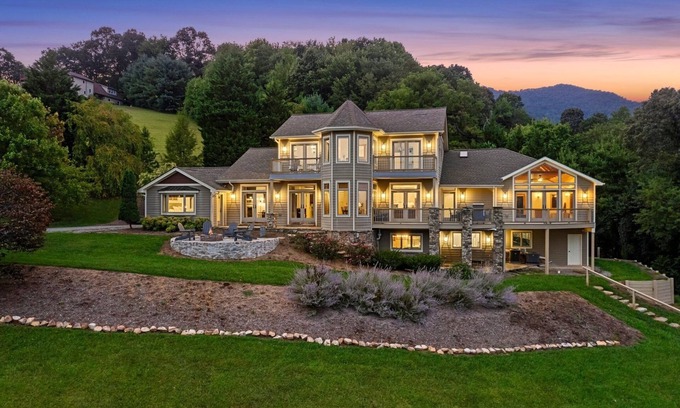 Clyde Casa | Blue Mountain View by Carolina Mornings | Fire Pit, Hot Tub🚣‍♂️+Biltmore Pass
