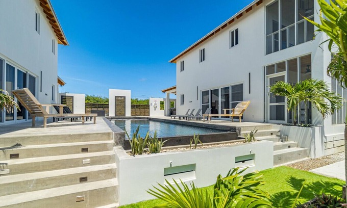 San Pedro Villa | Blue Oasis and Pool Club at Mahogany Bay