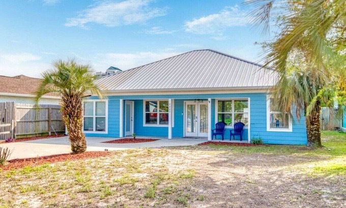 Holiday Beach Casa | Blue Oasis Private Home | 4 Bedrooms Sleeps 9 | Short Walk to the Beach