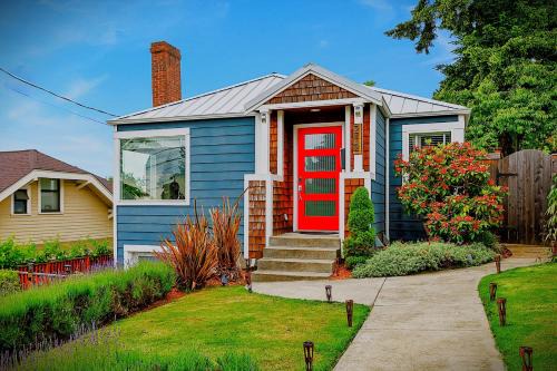 Fremont Casa | Blue Oasis with Amazing Olympic Views