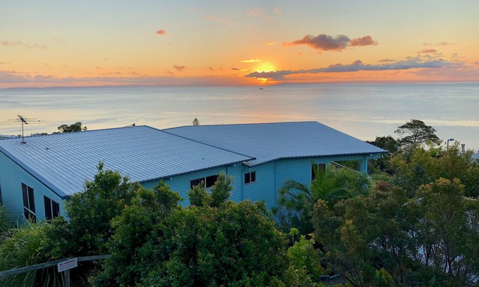 Brisbane Waterfront Casa | Blue Ocean View Beach House, spectacular seaview, 3 min walk to Tanga beachfront