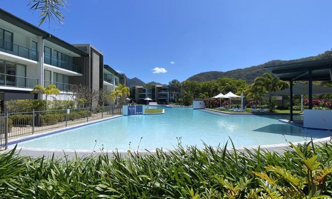 Nelly Bay Apartamento | Blue on Blue Large One Bedroom Apartment, steps from ferry, amazing pool, wifi