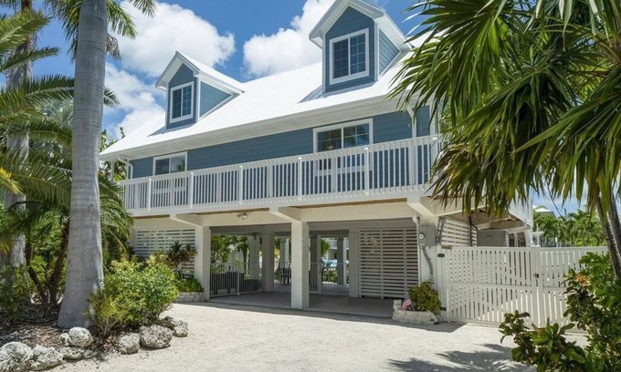 Summerland Key Casa | Blue Pearl of Summerland Key 4 Bedrooms, 3 Baths with Dock, Heated Pool and Spa