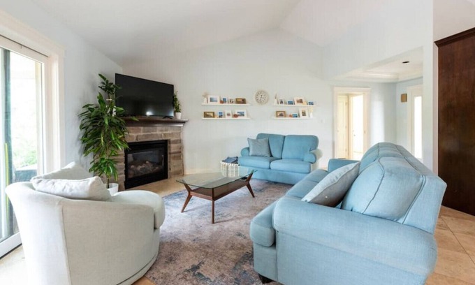 Plympton-Wyoming Casa | Blue Point Home- Beach Neighbourhood