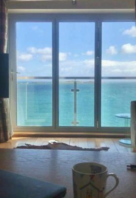 Portrush Apartamento | Blue Pool View