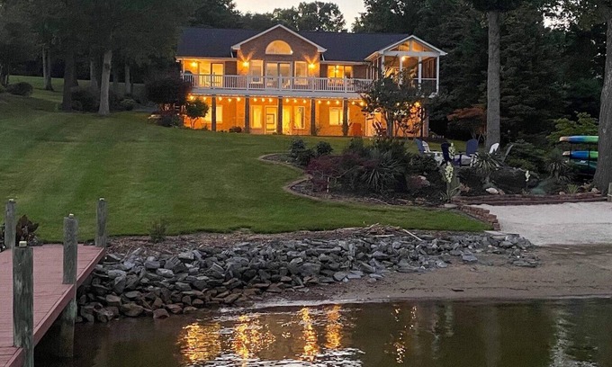 Smith Mountain Lake Casa | Blue Ridge Beach - Sleeps 10, screened-in porch, fantastic views.