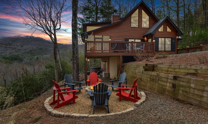 Ridgeline Vistas Cabina | Blue Ridge Cabin: Mountain Views: Couple's Paradise: Hot Tub: Fire Pit: Arcade