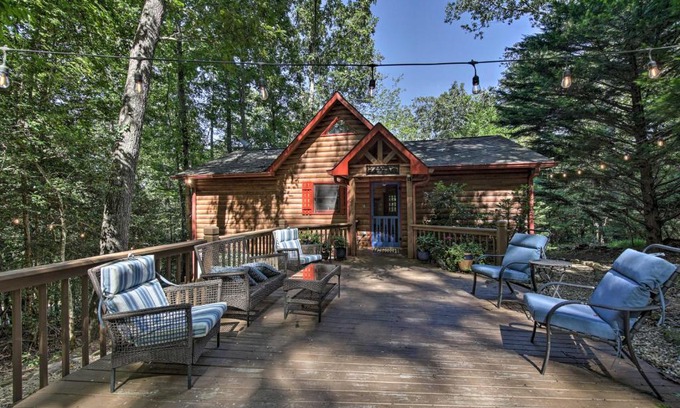 Cashes Valley Casa | Blue Ridge Cabin with Hot Tub and Fire Pit!