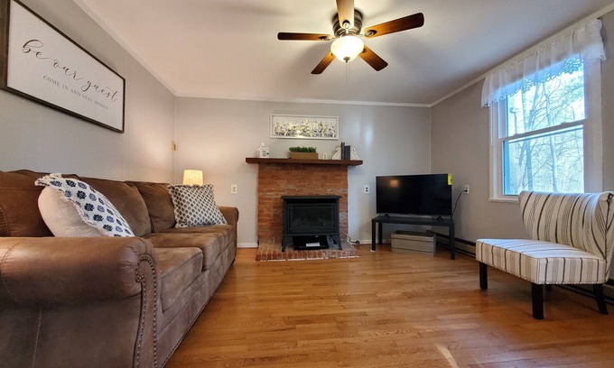 Newland Cabaña | Blue Ridge Mountain Cottage~1 minute from Parkway!
