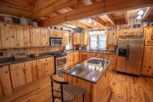 Creston Casa | Blue Ridge Mountain Retreat - 30 acres to explore & VIEWS, Sleeps 15