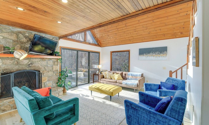 Deep Gap Cabina | Blue Ridge Mountains Cabin w/ Community Pool!